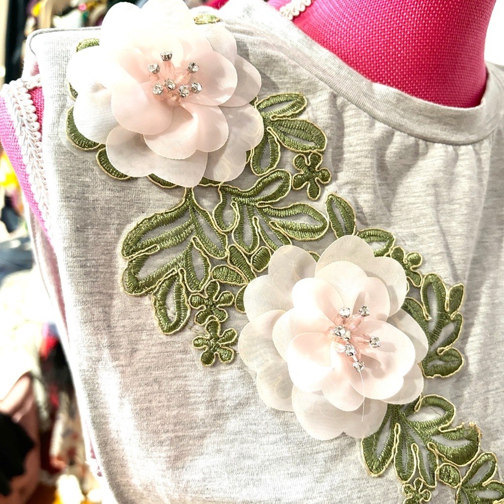3D Flower and Rhinestone Top NWOT